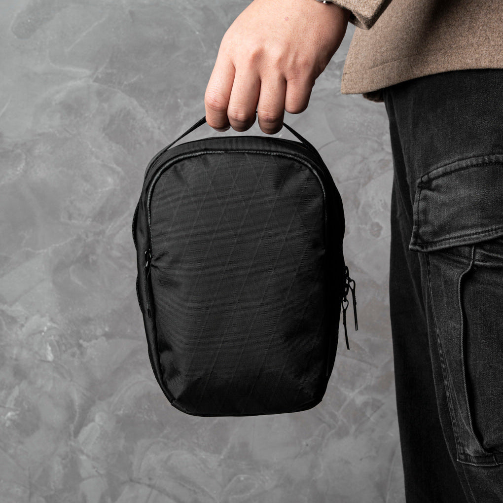 Metro Sling V2 配備快取隔層與主隔層，輕鬆存取日常物品