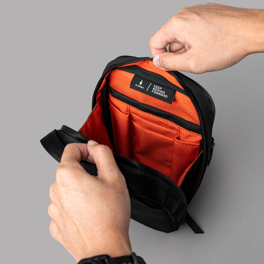 Metro Sling V2 配備快取隔層與主隔層，輕鬆存取日常物品