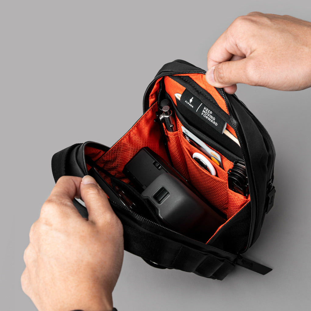 Metro Sling V2 配備快取隔層與主隔層，輕鬆存取日常物品