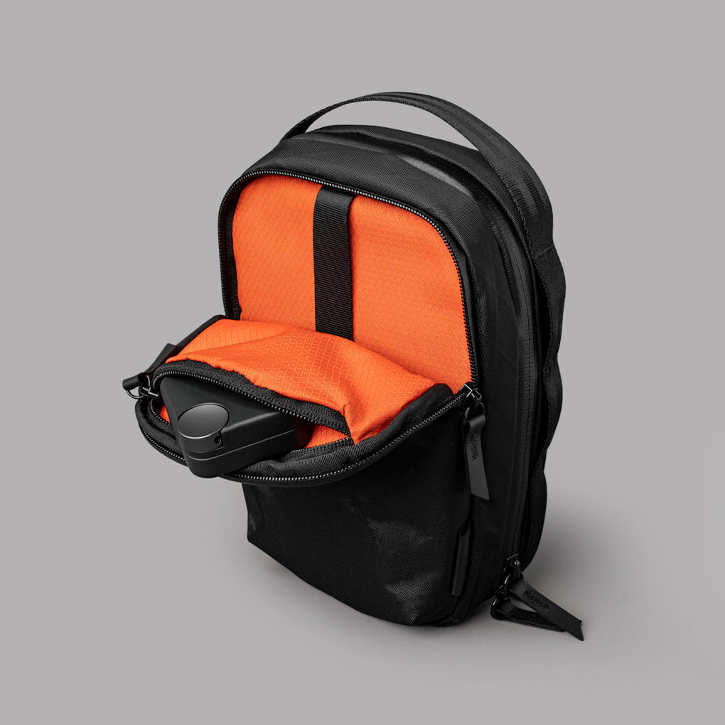 Metro Sling V2 配備快取隔層與主隔層，輕鬆存取日常物品