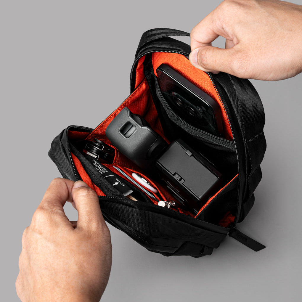 Metro Sling V2 配備快取隔層與主隔層，輕鬆存取日常物品