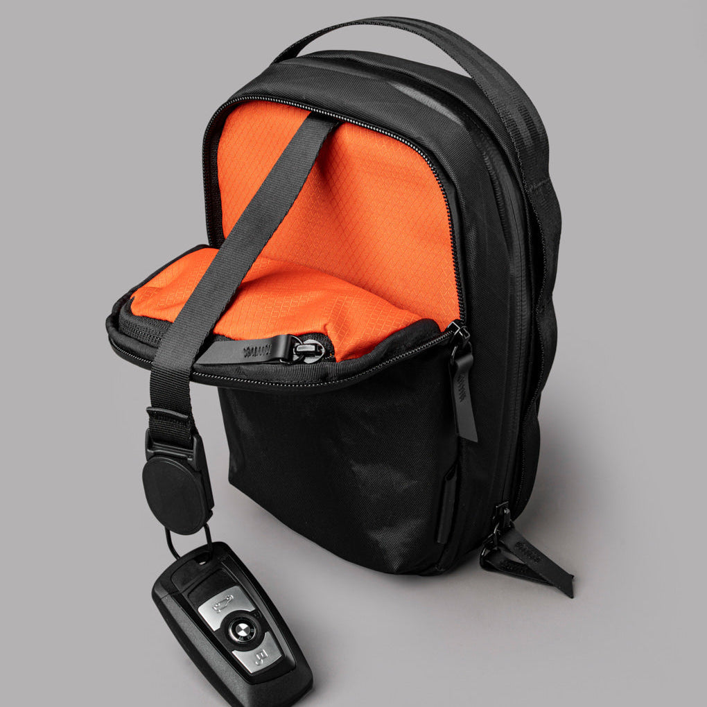 Metro Sling V2 配備快取隔層與主隔層，輕鬆存取日常物品
