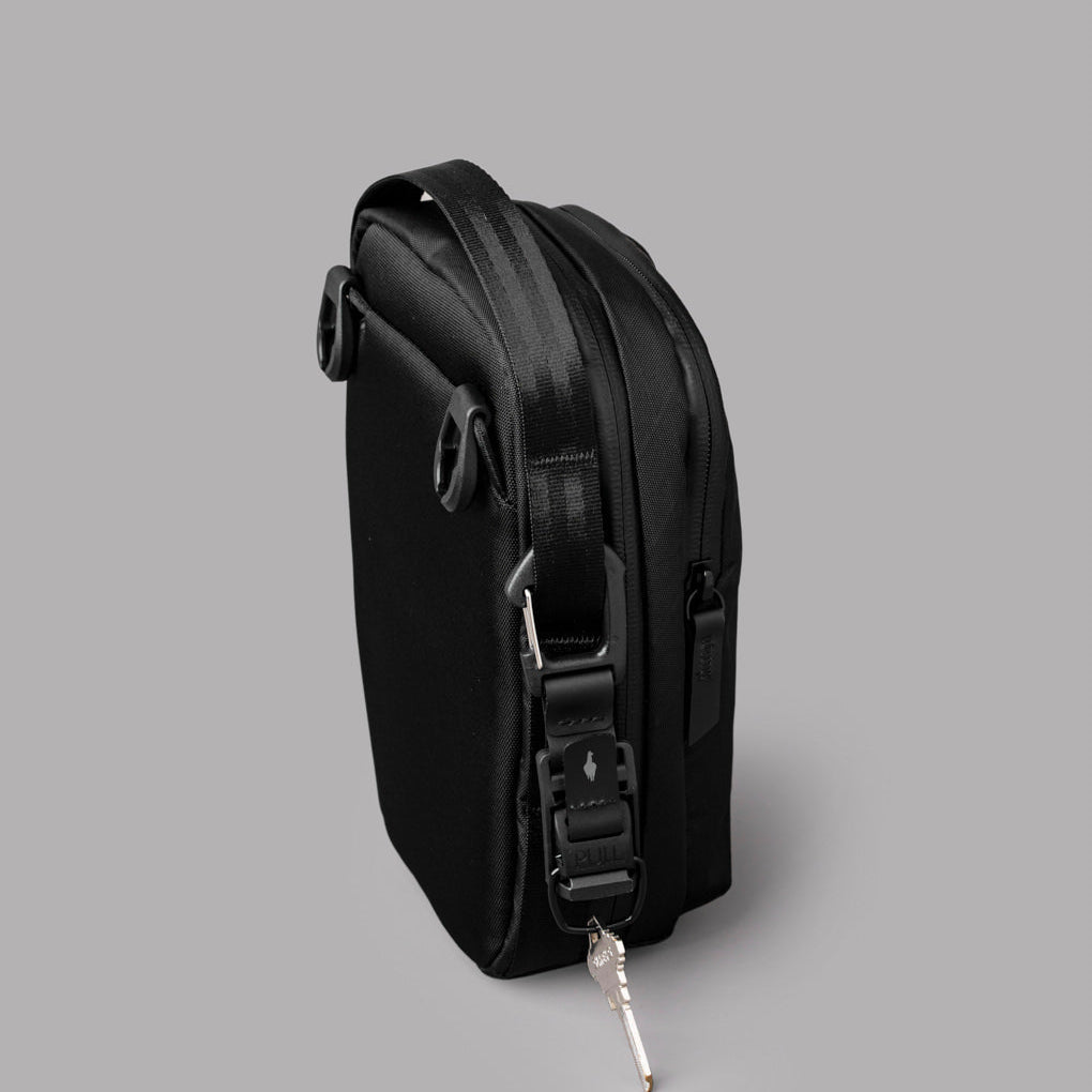 Metro Sling V2 採用 X-Pac® 防水面料及 YKK Aquaguard 拉鍊，全天候防護