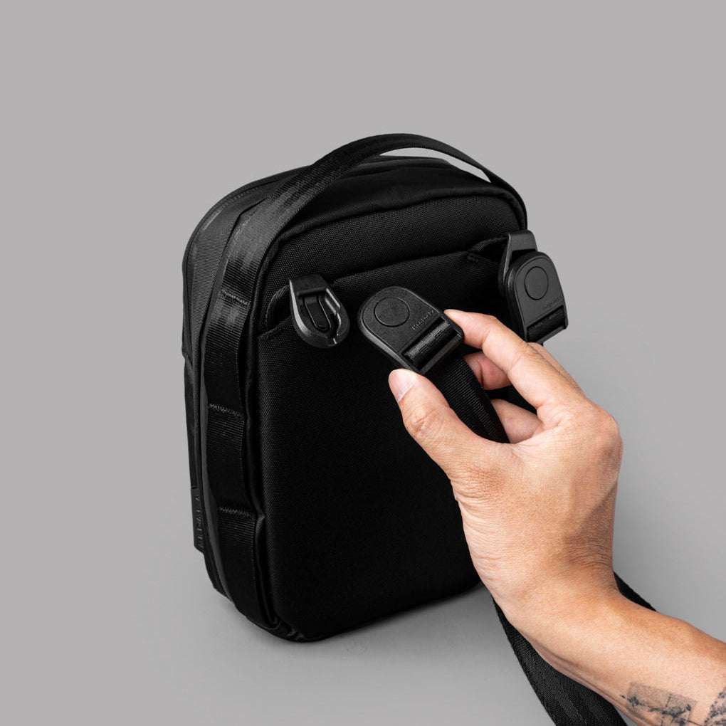 Metro Sling V2 採用 X-Pac® 防水面料及 YKK Aquaguard 拉鍊，全天候防護