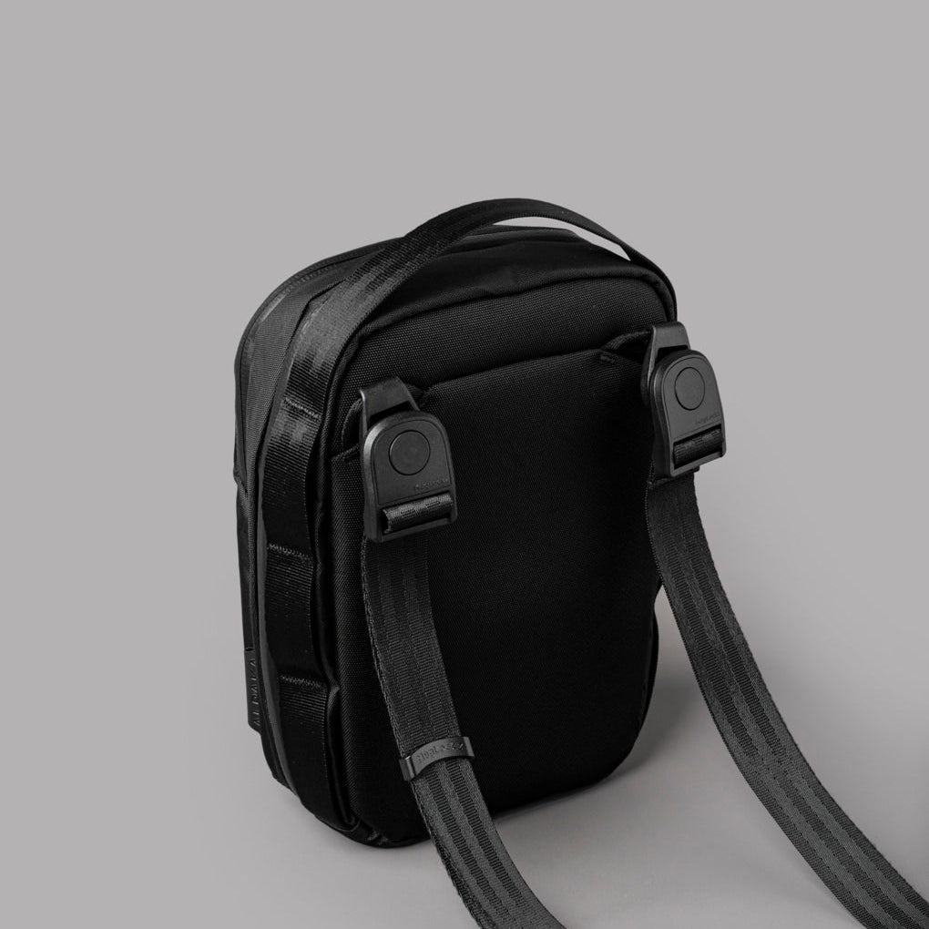 Metro Sling V2 採用 X-Pac® 防水面料及 YKK Aquaguard 拉鍊，全天候防護