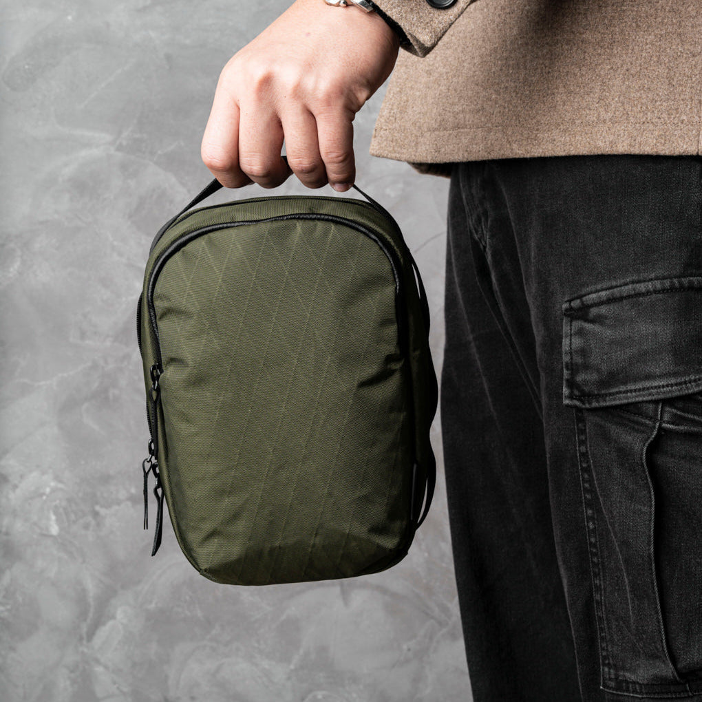Metro Sling V2 配備快取隔層與主隔層，輕鬆存取日常物品