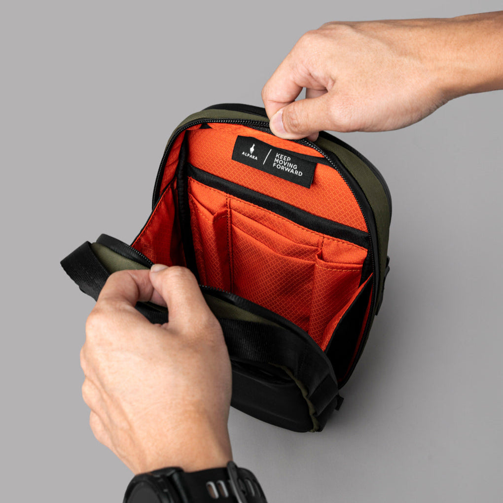 Metro Sling V2 配備快取隔層與主隔層，輕鬆存取日常物品