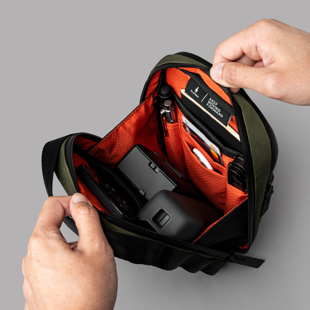 Metro Sling V2 配備快取隔層與主隔層，輕鬆存取日常物品