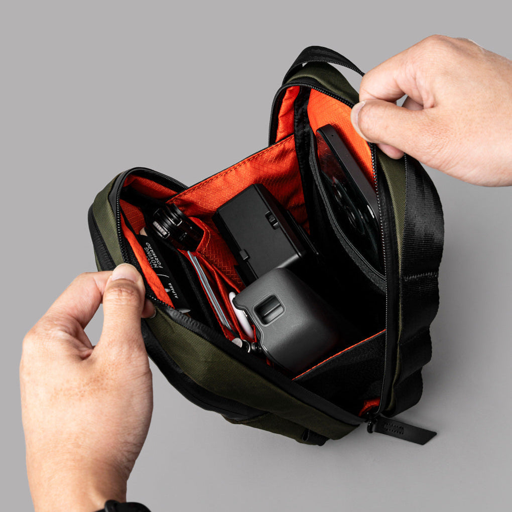 Metro Sling V2 配備快取隔層與主隔層，輕鬆存取日常物品