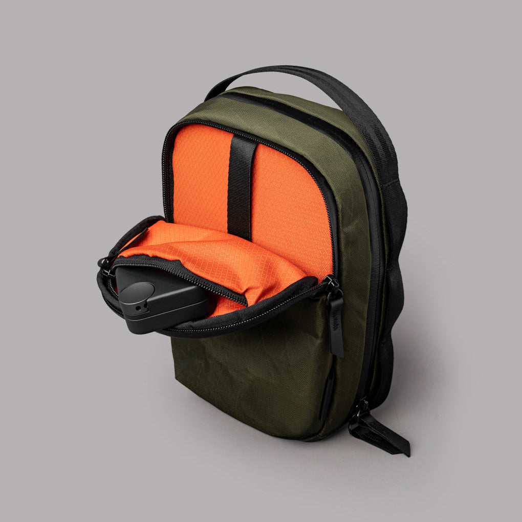 Metro Sling V2 配備快取隔層與主隔層，輕鬆存取日常物品
