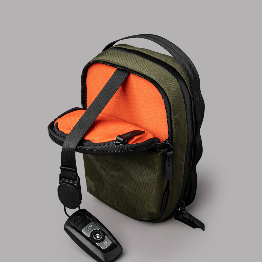 Metro Sling V2 配備快取隔層與主隔層，輕鬆存取日常物品