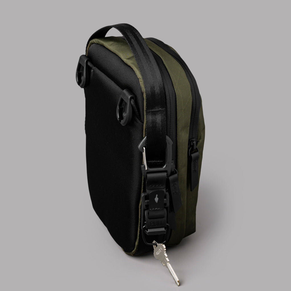 Metro Sling V2 採用 X-Pac® 防水面料及 YKK Aquaguard 拉鍊，全天候防護