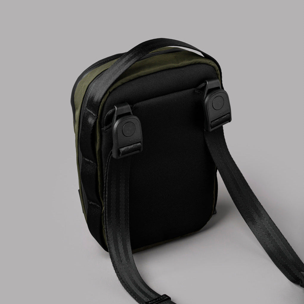 Metro Sling V2 採用 X-Pac® 防水面料及 YKK Aquaguard 拉鍊，全天候防護