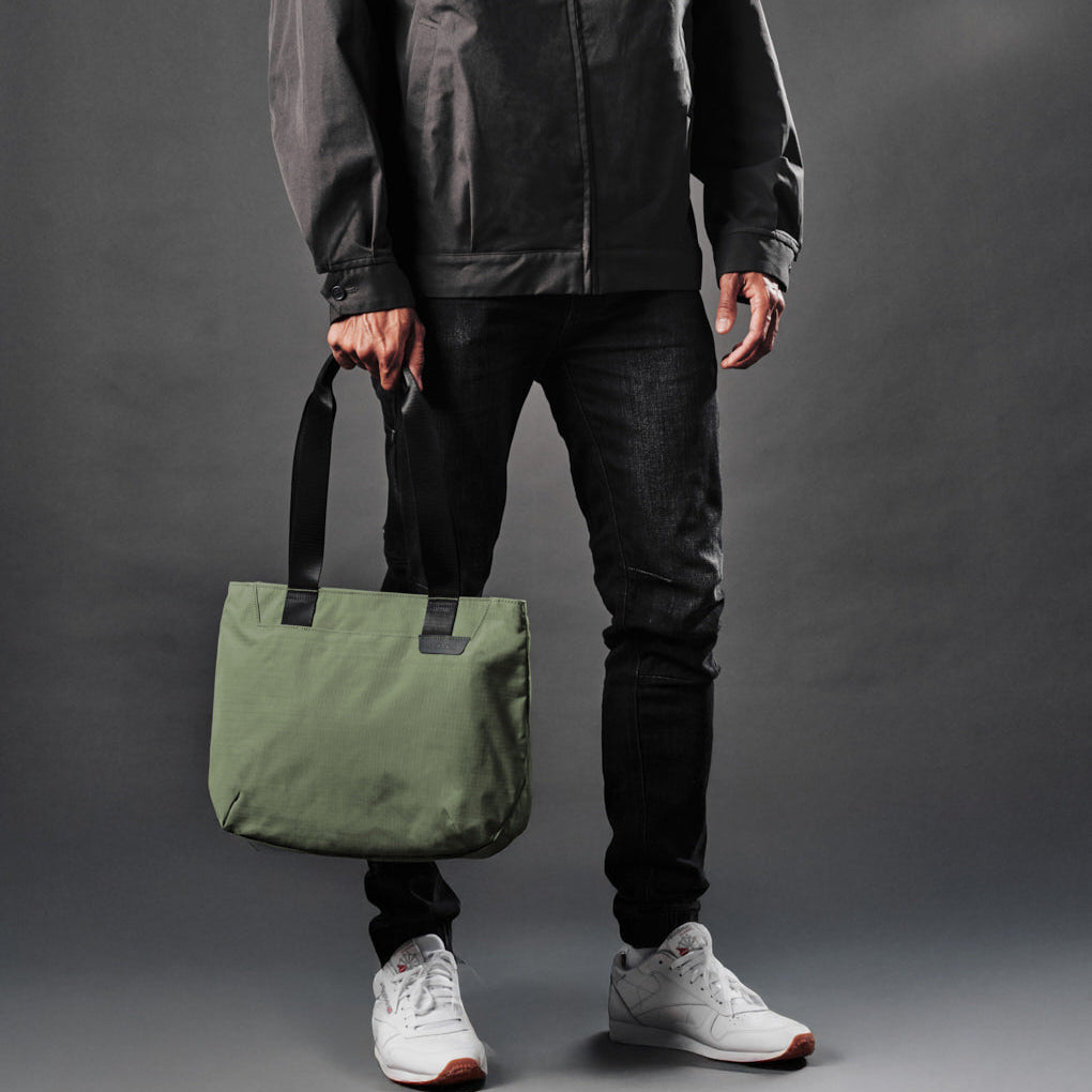 Elements Tote (S) 作為日常通勤包，輕鬆收納筆記本、文件和隨身用品