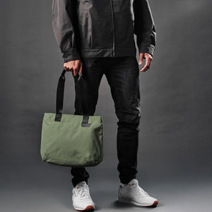 Elements Tote (S) 作為日常通勤包，輕鬆收納筆記本、文件和隨身用品