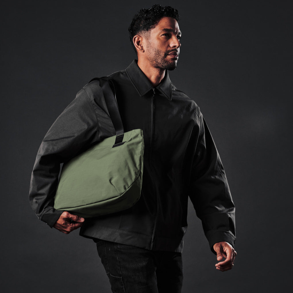 Elements Tote (S) 在購物時使用，9L 容量輕鬆裝下日常採購物品，外部滑袋方便取物