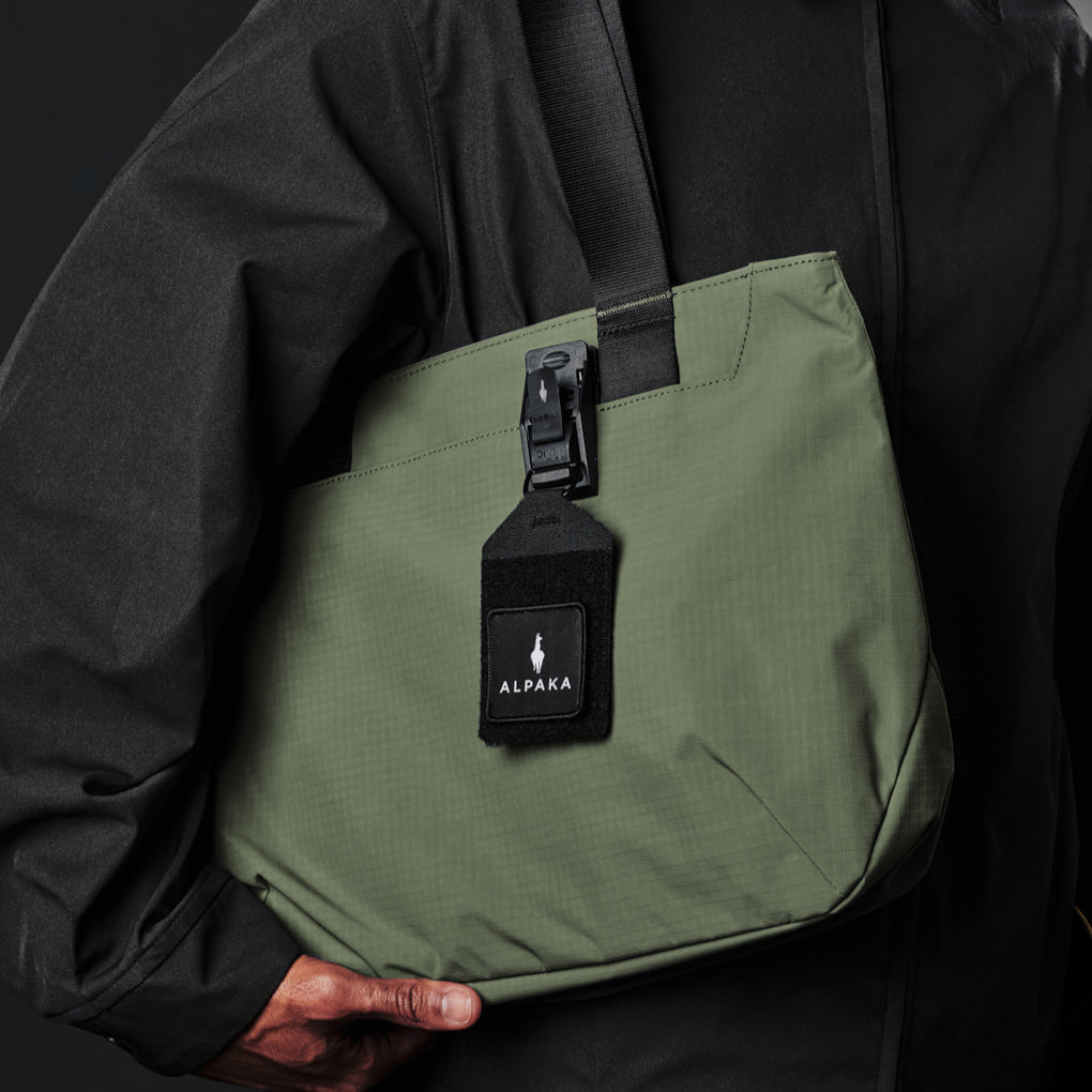 Elements Tote (S) 作為日常通勤包，輕鬆收納筆記本、文件和隨身用品
