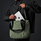 Elements Tote (S) 在咖啡館使用，簡約現代設計，輕鬆攜帶日常物品