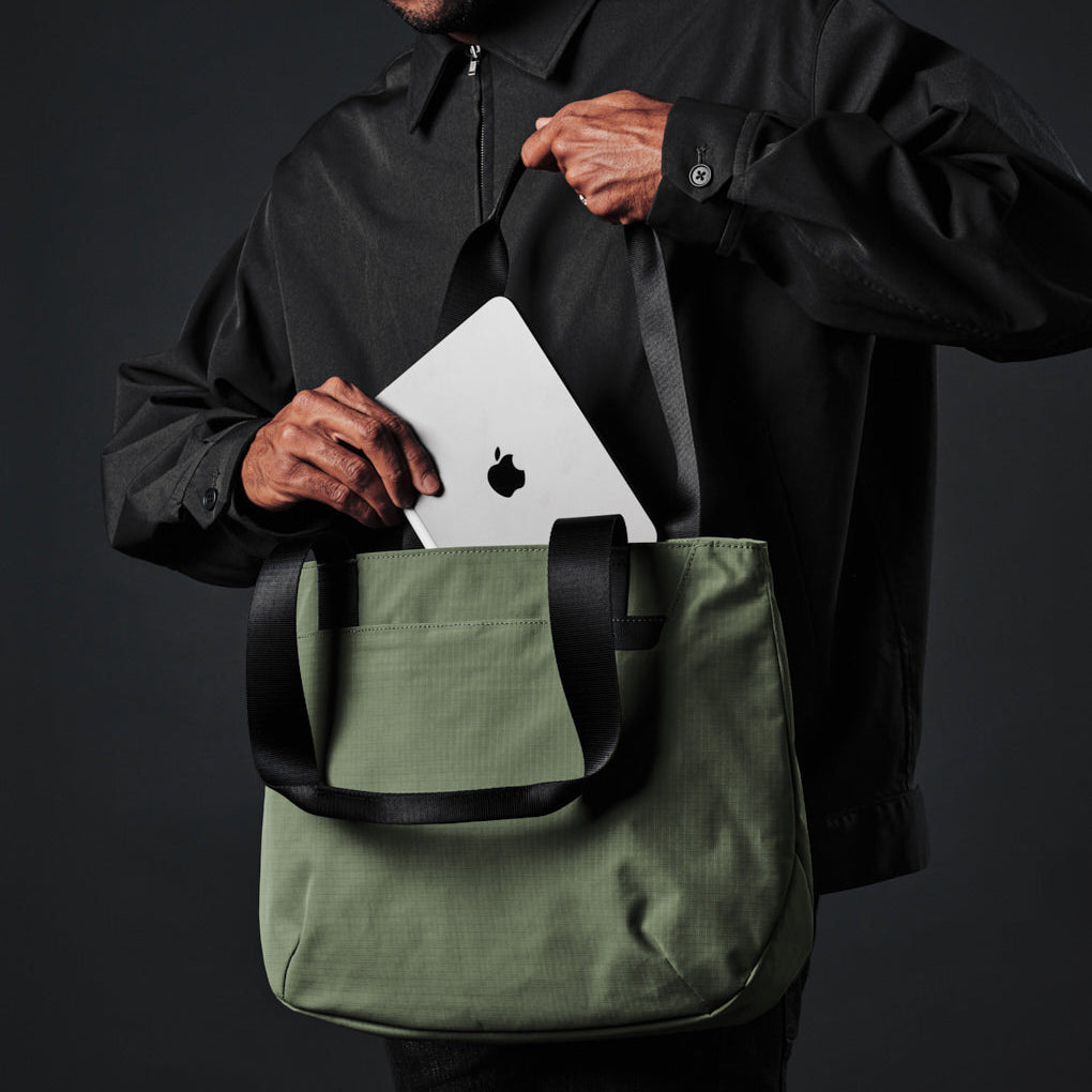 Elements Tote (S) 在咖啡館使用，簡約現代設計，輕鬆攜帶日常物品