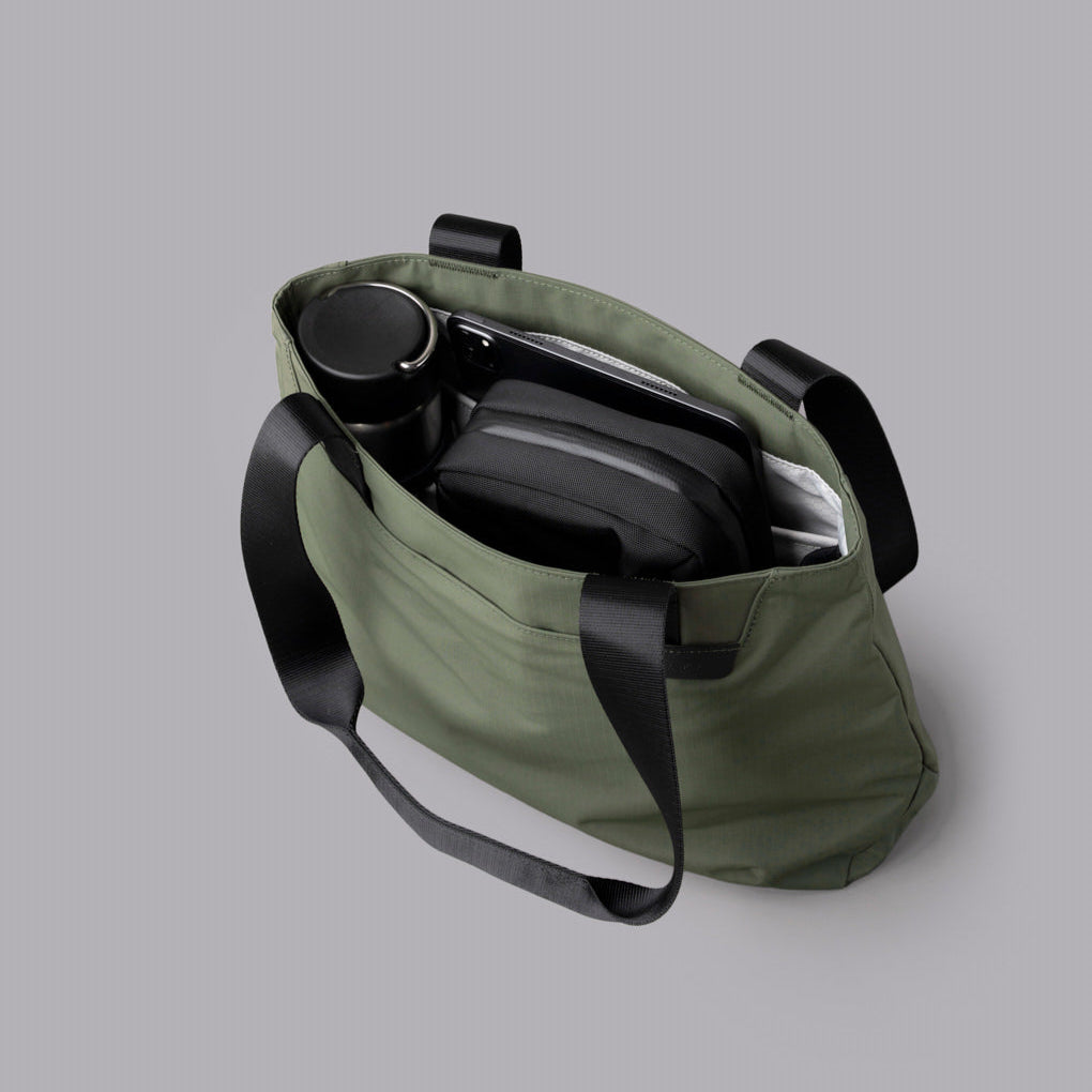 Elements Tote (S) 配有兩個內部滑袋與彈性瓶套，方便整理隨身物品