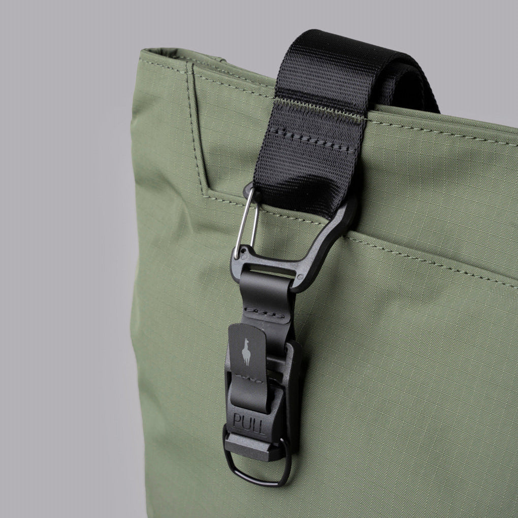Elements Tote (S) 使用耐用的 Axoflux 210D Ripstop 尼龍材質，具備防水性能