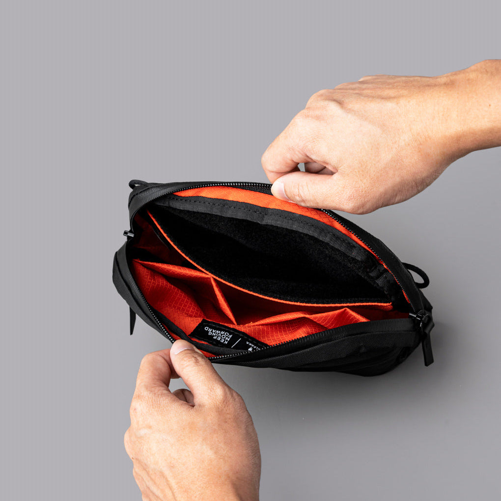 Flight Sling 1L 包內設有分隔收納空間與磁吸鑰匙扣，方便整理物品