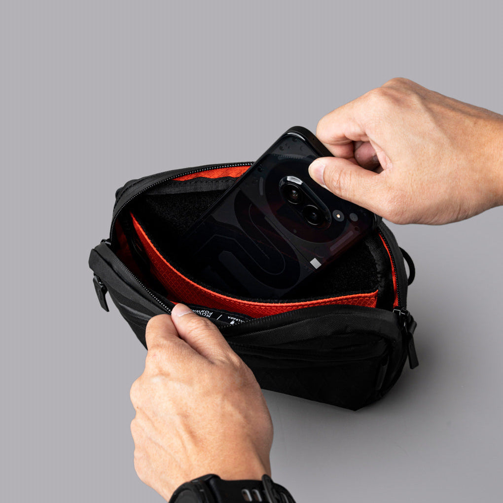 Flight Sling 提供多種顏色選擇，包括黑色 X-Pac VX42 與綠色  X-Pac VX42