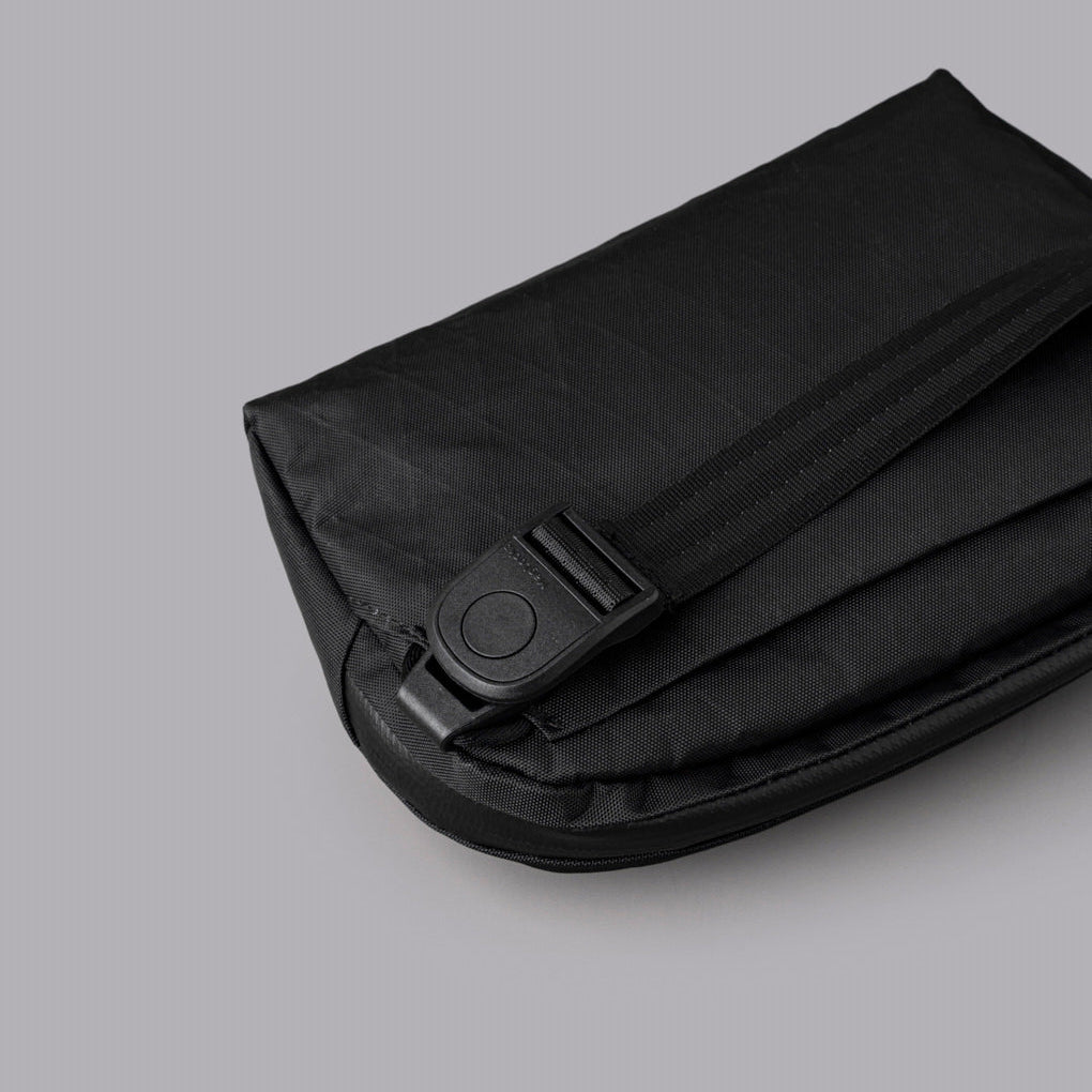 Flight Sling 1L 採用防水 X-Pac 面料與 Aquaguard 拉鏈，全天候保護物品