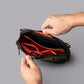 Flight Sling 1L 包內設有分隔收納空間與磁吸鑰匙扣，方便整理物品
