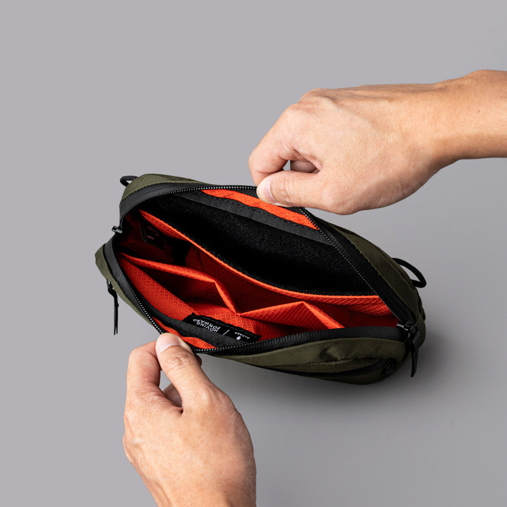 Flight Sling 1L 包內設有分隔收納空間與磁吸鑰匙扣，方便整理物品
