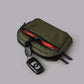 Flight Sling 1L 包內設有分隔收納空間與磁吸鑰匙扣，方便整理物品