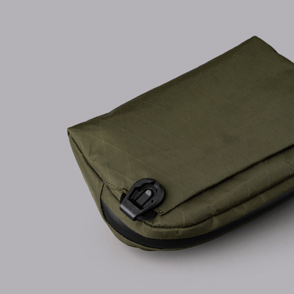 Flight Sling 1L 採用防水 X-Pac 面料與 Aquaguard 拉鏈，全天候保護物品