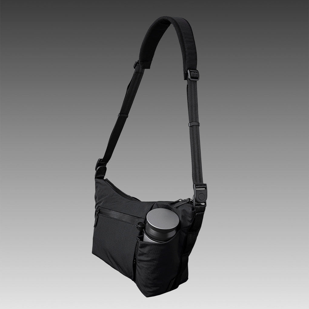 ALPAKA Padded Removable Strap 提供黑色與綠色款，時尚百搭