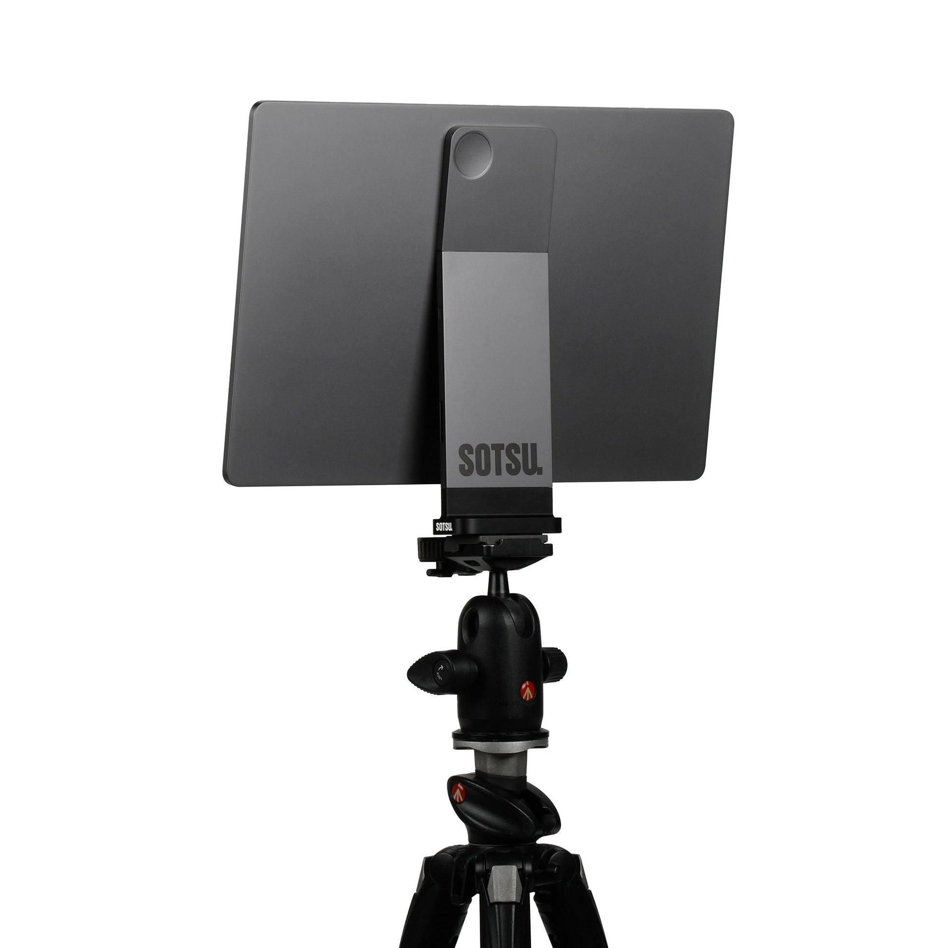 SOTSU Tripod Mount Adapter 將顯示器穩固安裝於三腳架，提供穩定支撐