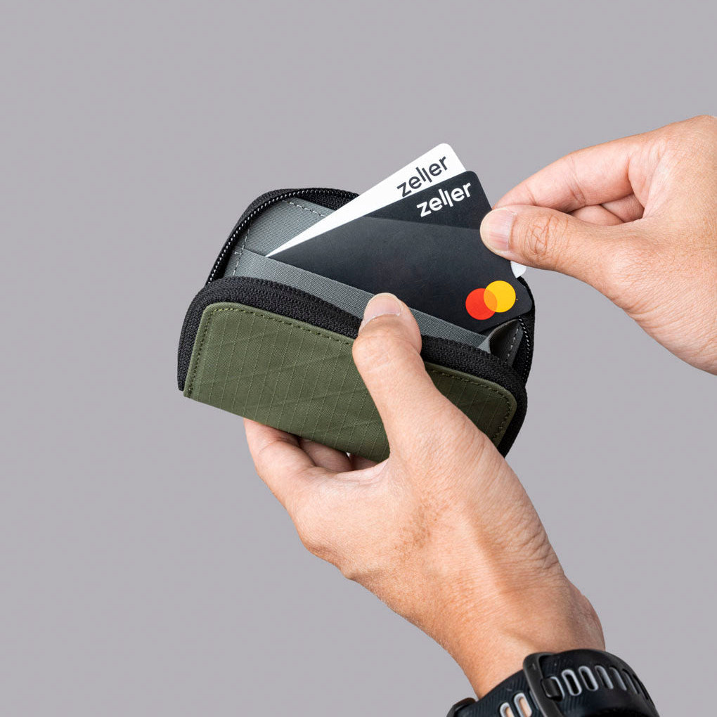 ALPAKA Zip Coin Wallet 內建 RFID 防盜技術，有效保護信用卡資料安全