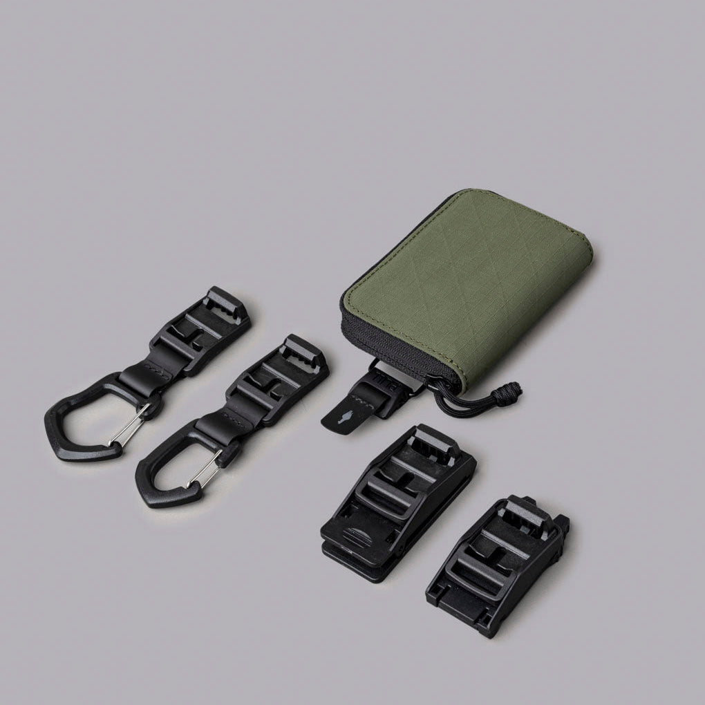 錢包採用 Axogrid 210D 防水尼龍材質，耐用且防水