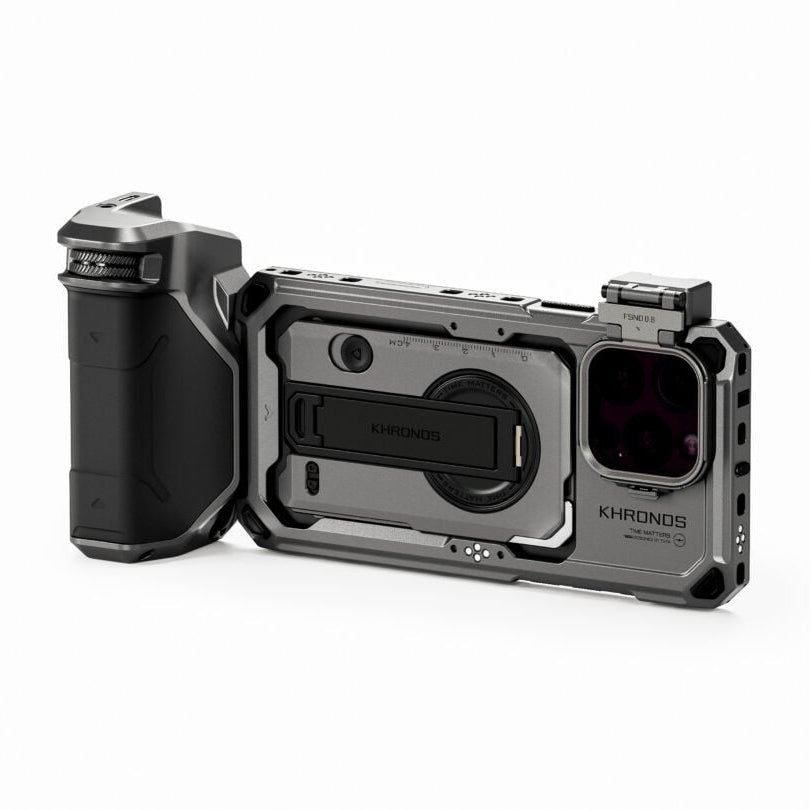 鋁合金與橡膠材質製成的 Khronos 手持套件，提供手機全面保護
