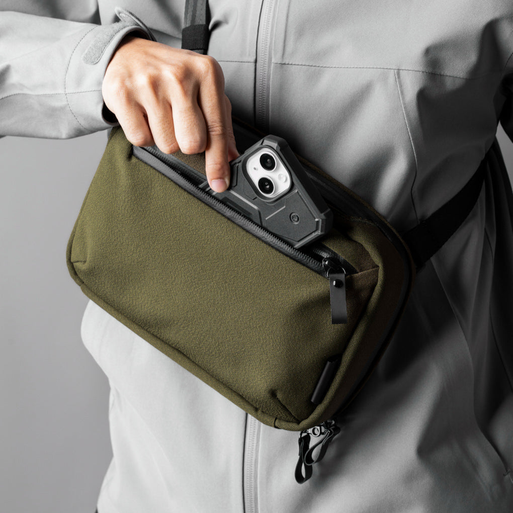 採用防水面料與 YKK 防水拉鏈的 Elements Tech Case Max