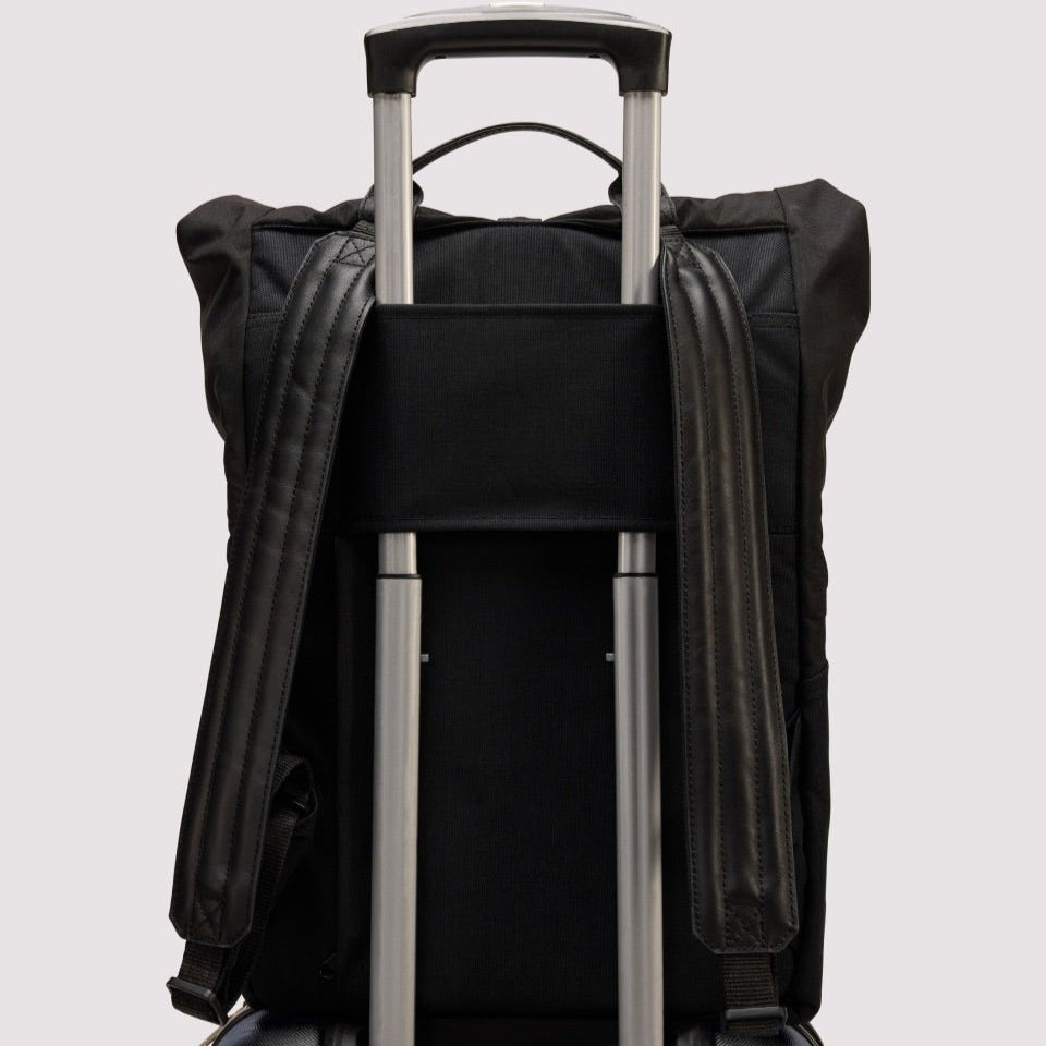 Onyx Backpack 符合航空隨身行李尺寸規範，適合國際旅行使用