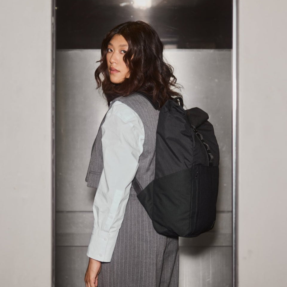 Onyx Backpack 採用 ANSI 認證防割布料與鋼絲加強肩帶，提供全面防盜保護