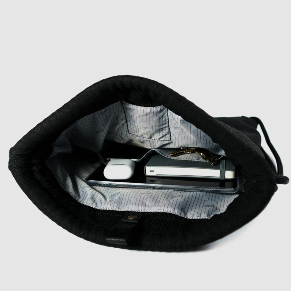 18L 大容量設計，輕鬆容納 13 吋筆記型電腦及其他日常用品