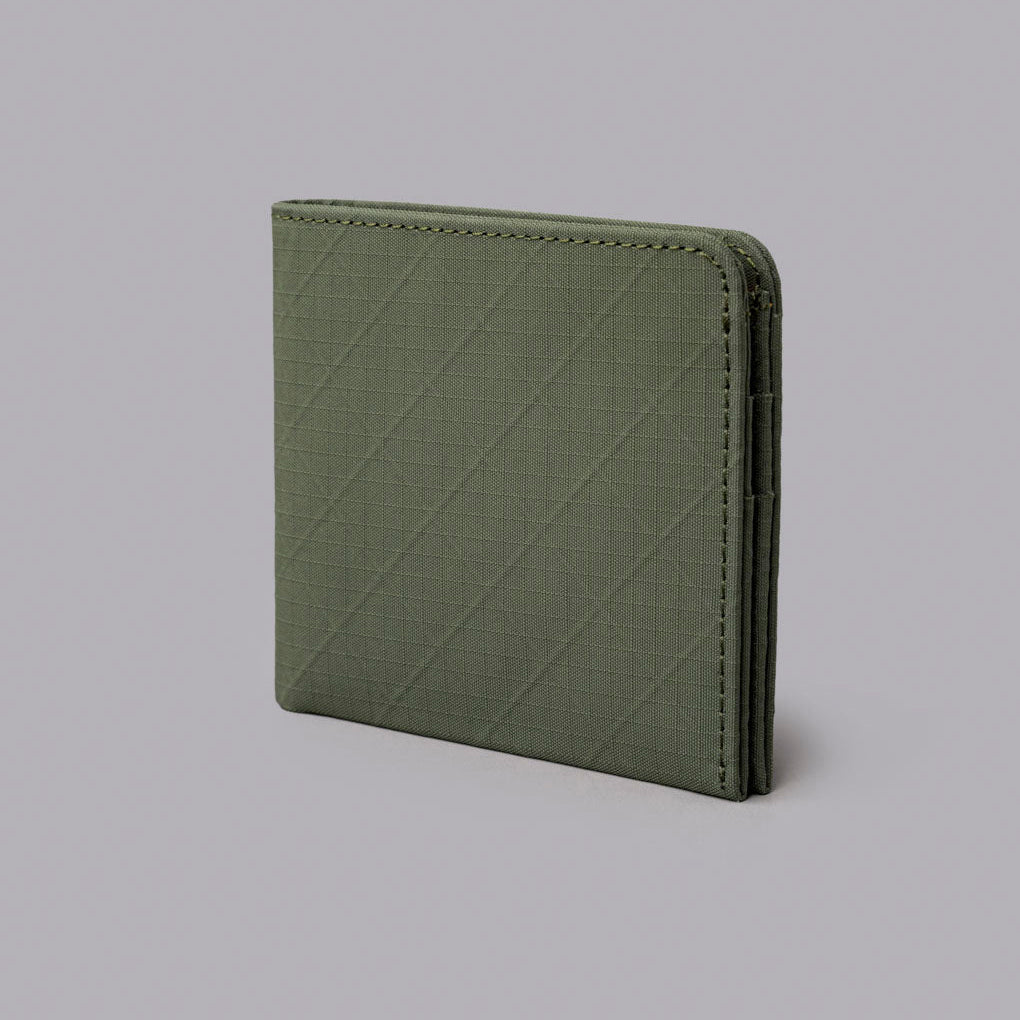 ARK Classic Wallet 採用 Axogrid 210D 防水面料，有效保護卡片與現金