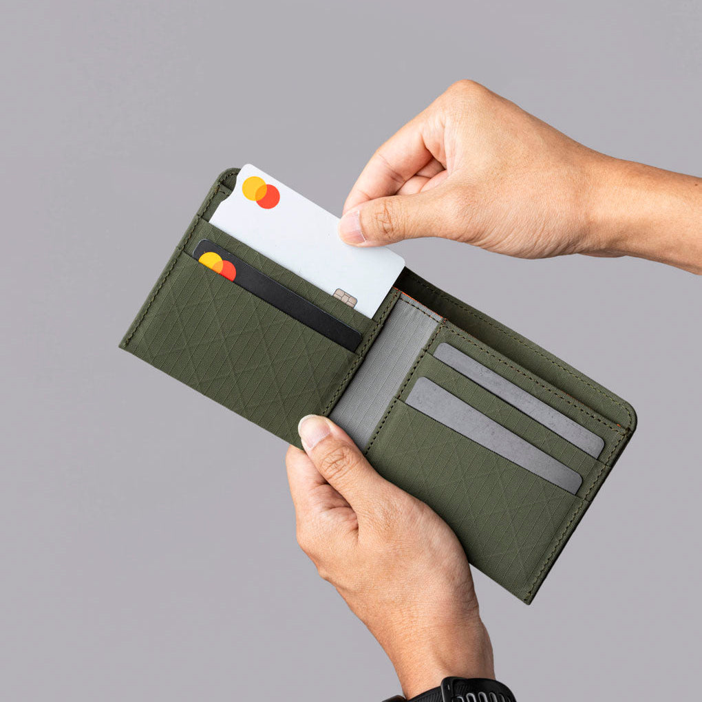 內置 RFID 防護功能，防止信用卡與身份資料被非法掃描