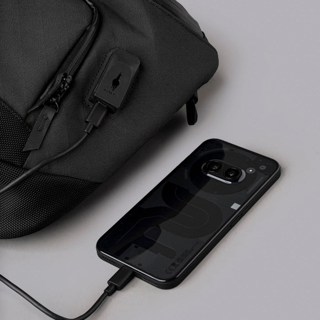 ALPAKA Bravo Sling Max V2 - USB 充電埠與 RFID 屏蔽設計，安全又實用