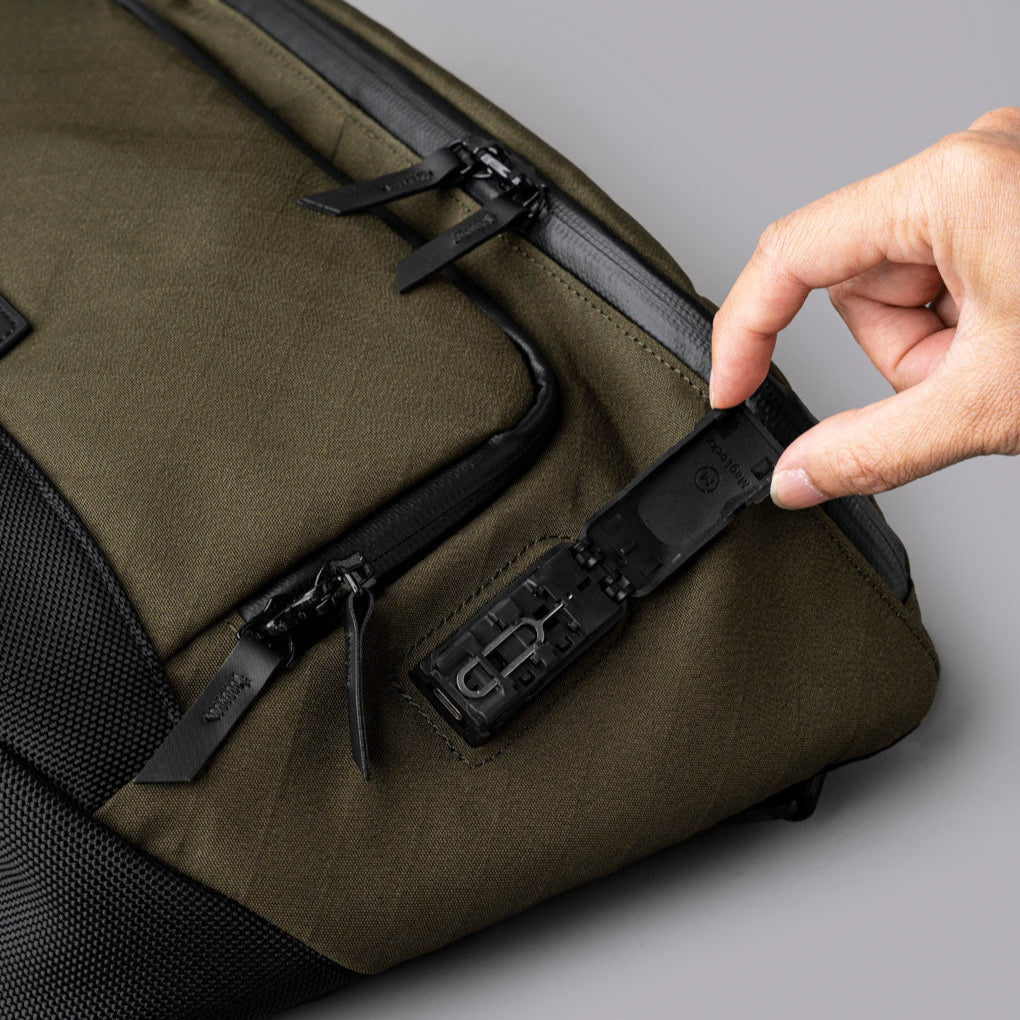 ALPAKA Bravo Sling Max V2 - USB 充電埠與 RFID 屏蔽設計，安全又實用