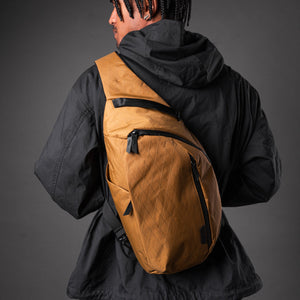 ALPAKA Metro Crossbody 側肩包｜採用高性能 X-Pac 防撕裂尼龍材質