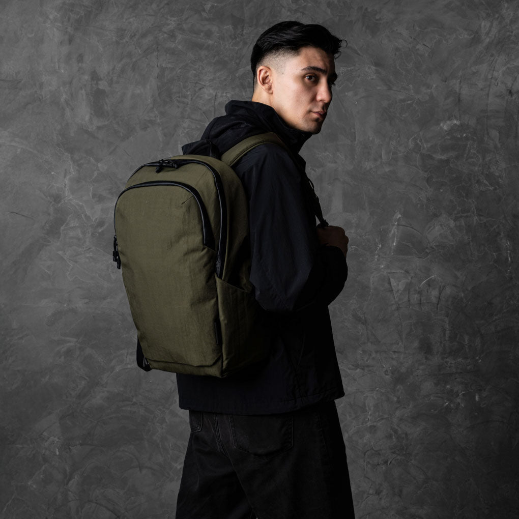ALPAKA Bravo Backpack 23L｜適合通勤與旅行使用｜內置 16 吋筆記型電腦隔層