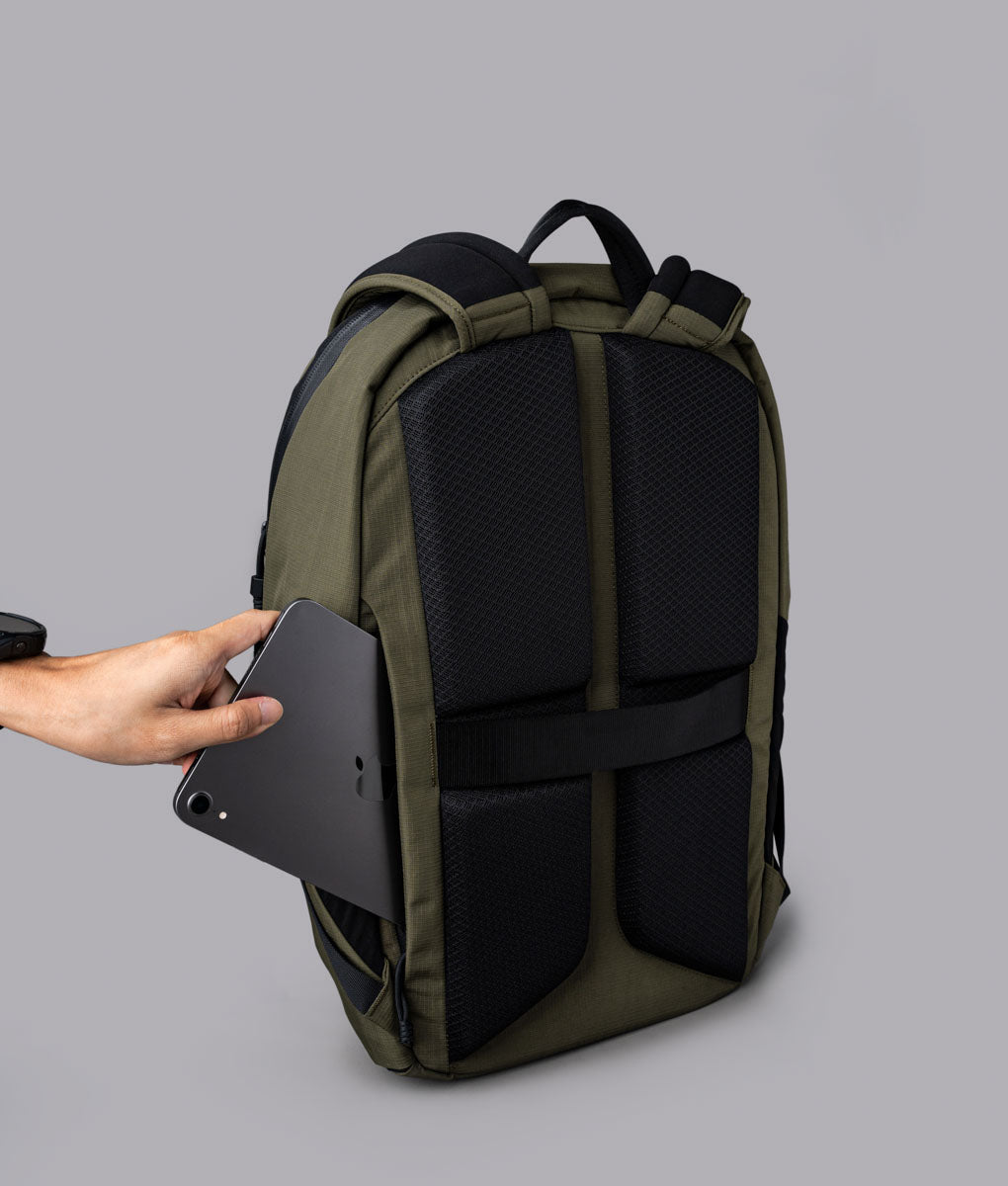 ALPAKA Bravo Backpack 23L｜適合通勤與旅行使用｜內置 16 吋筆記型電腦隔層