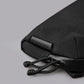 採用 Axoflux 400D 防水布料與 YKK AquaGuard 防水拉鏈，全面保護隨身物品