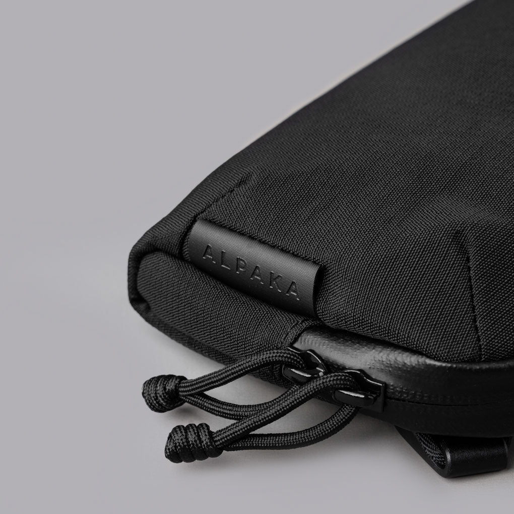 採用 Axoflux 400D 防水布料與 YKK AquaGuard 防水拉鏈，全面保護隨身物品